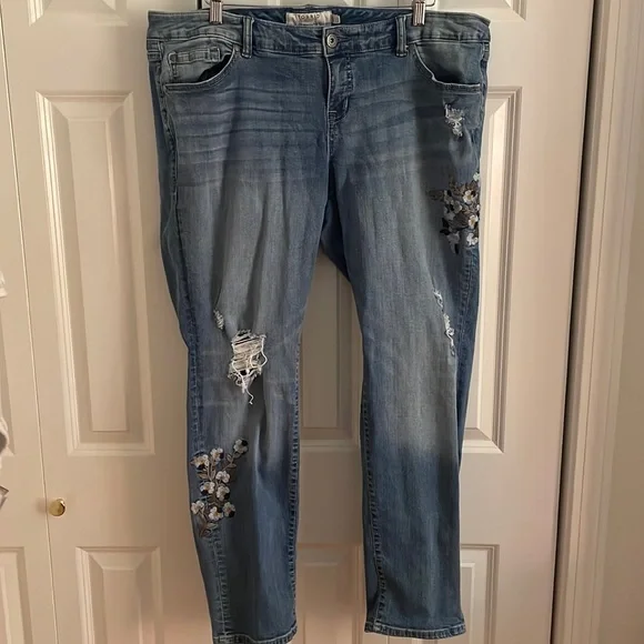 Torrid Floral Embroidered Boyfriend Cut Ripped Women’s Jeans, Size 18 - Picture 1 of 6